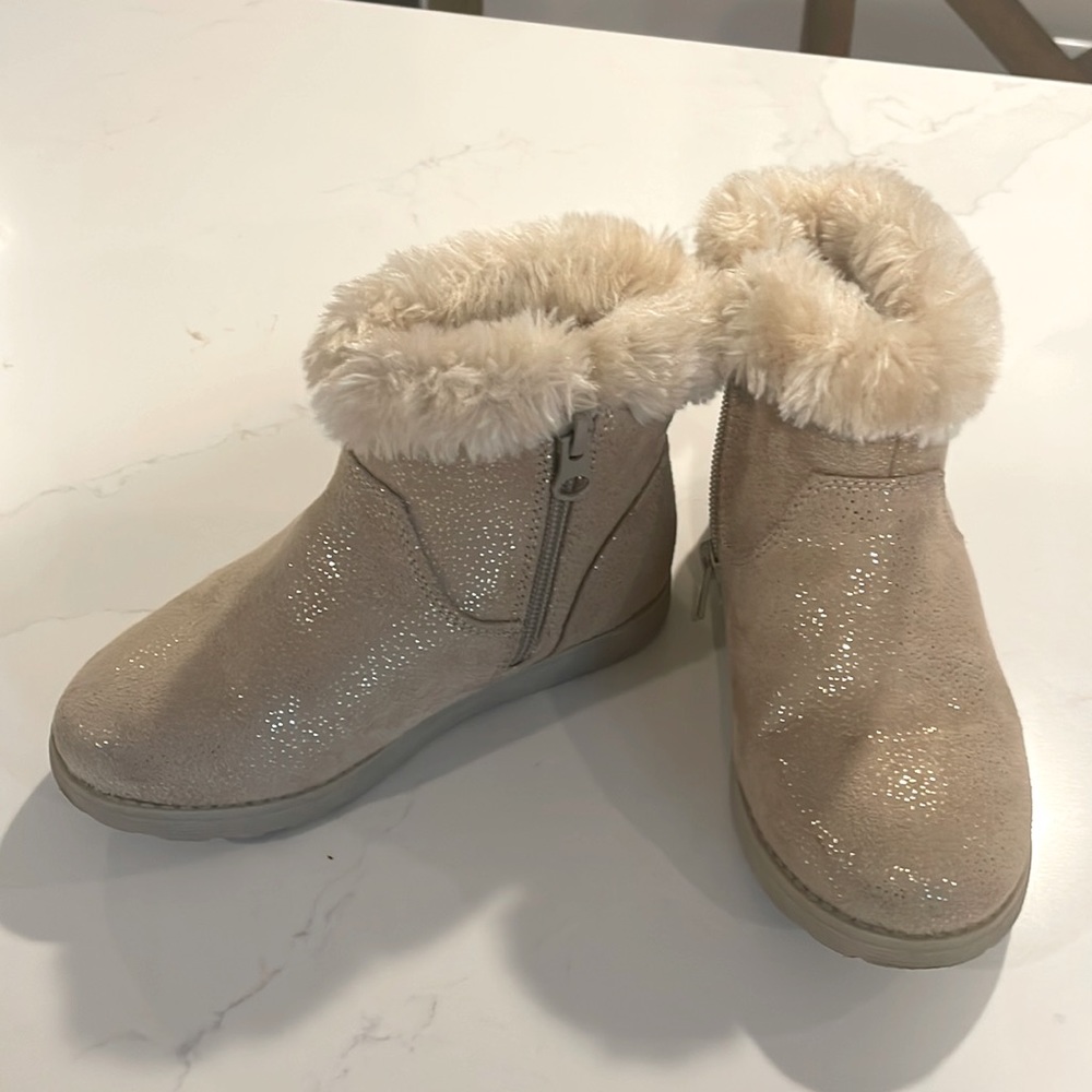 Girls size 11 fuzzy boots
